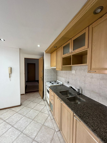 Alquiler. Rosario. Departamento 1 Dormitorio. Baño Completo. Quincho Y Patio De Uso Común. Buena Distribución