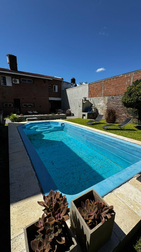 Hermoso Chalet, Excelente Esatdo De Conservación.