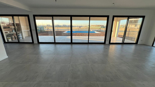 Casa En Venta En Riberas, Puertos, Escobar