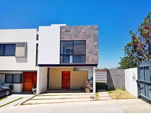 Casa En Venta En La Colonia Madeiras Zapopan en Inmuebles | Metros Cúbicos