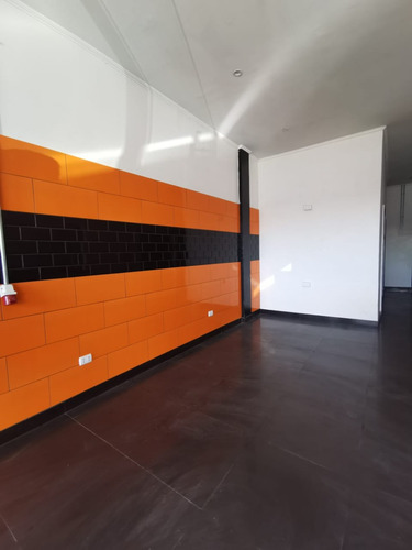 Excelente Local Comercial En Concurrido Strip Center