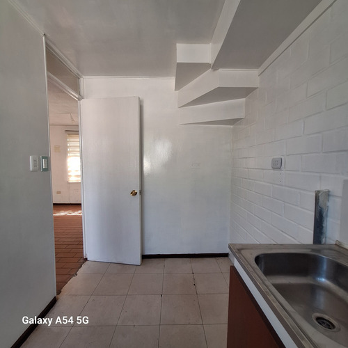 Se Vende Cómoda Casa 2 Pisos/3d/1b/ Amplio Patio Y 3 Est.