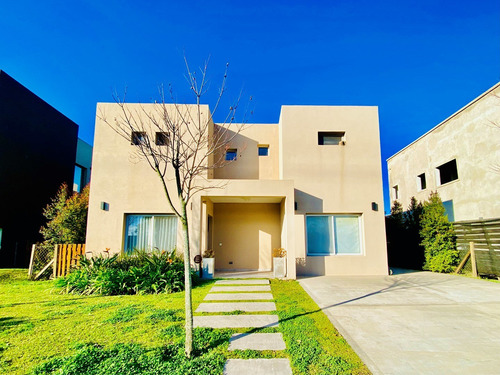 Imagen 2 de 30 de Vendo Casa De 3 Dormitorios En Dos Plantas Y Piscina! Ambientes Muy Amplios! Barrio Las Tipas, Nordelta.
