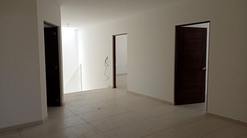 Preciosa Residencia En Misión San Jerónimo, 5 Habitaciones, Sótano, 6.5 Baños..