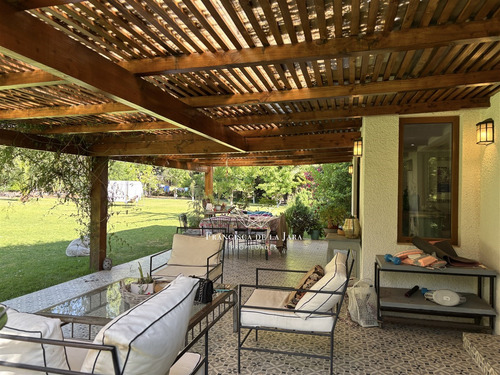 Casa Chilena, Parcela En Condominio. 5d+4b + Servicios.