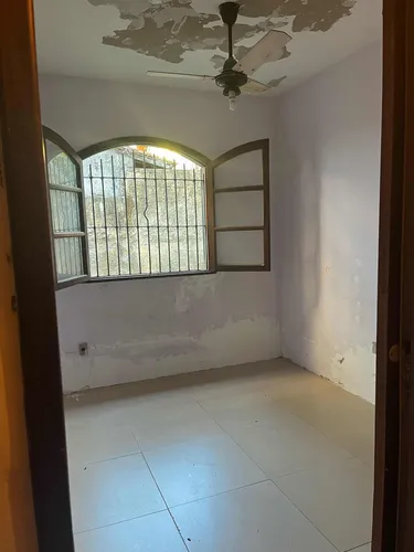 Casa De 3 Quartos Com Quintal E Churrasqueira.
