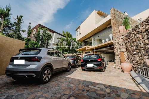 Casa En Venta De 5 Dorm. En Sector La Reserva Chicureo