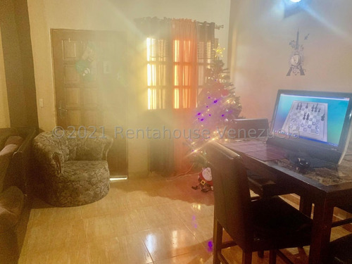 Imagen 3 de 10 de Casa En Venta Semiamoblada Con Buena Ubicación En La Puerta Maraven
