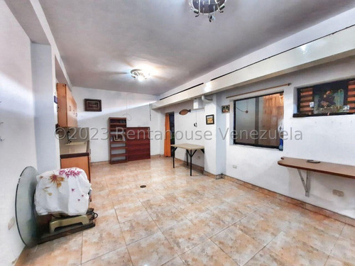 Maria E. Vende Encantadora Moderna Casaduplex Totalmente Amoblada Ubicada En Una Prestigiosa Urbanización Privada. En La Morenera, Lara#25-4097*