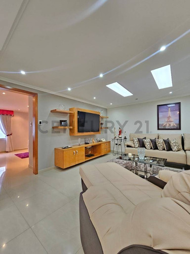 Casa En Venta Los Castores Totalmente Remodelada, Amoblada Acabados De Lujo.