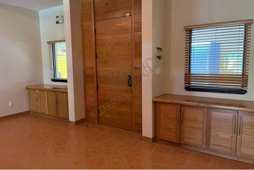 Espectacular Casa En Venta En San Isidro, Con Un Enorme Jardin Y Alberca.