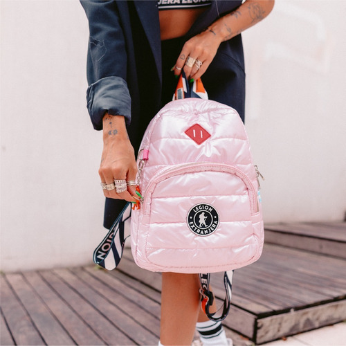 Imagen 3 de 10 de Mochila Alison Diamond Pop Rosa Metalizado