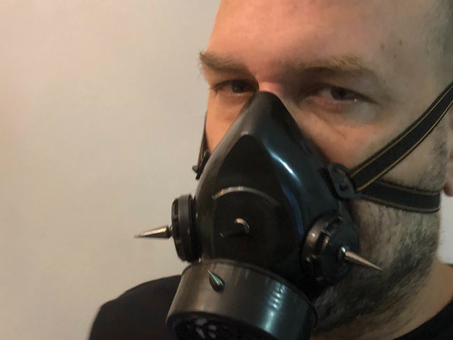 Respirador Retro Industrial Cyber Punk Com Espinhos Rebites Cor Preto Cyberpunk