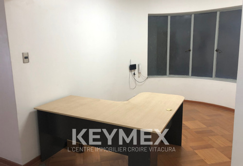 Iluminada Oficina Con Excelente Vista Y Conectividad