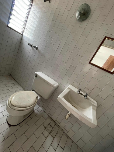 En Venta Edificio Comercial Ubicado En Los Teques Casco Central Calle Vargas. Cf