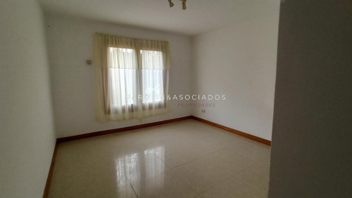 Muy Linda Casa En Lugano- Ref: 2315