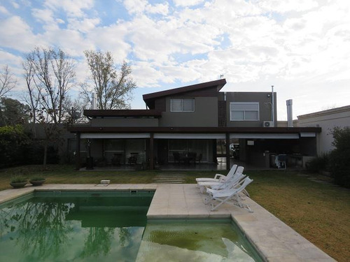 Casa De 4 Dormitorios En Venta - Pileta - Hostal Del Sol - San Eduardo - Aldea