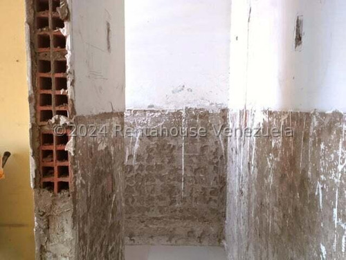 María Valera Trae En Venta Casa-comercial Con 1 Local Extenso Con Su Baño Y Oficina, En Centro Este De Barquisimeto, Agua Constante, Piso De Granito, Cantv, Aba, Ideal Para Uso Comercial O Residencial