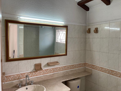 Casa De Dos Niveles Ubicada En Un Buen Sector Residencial