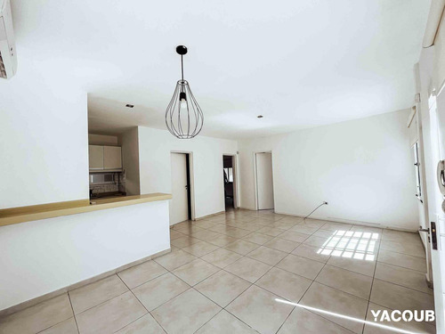 Casa En Venta - 2 Dormitorios 1 Baño - Cochera - 105mts2 - City Bell