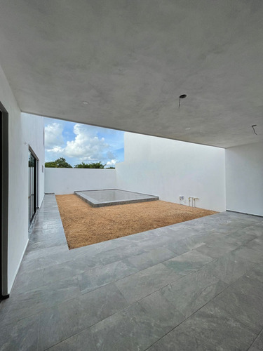 Casa En Venta En Dzityá Mérida, De Dos Plantas Con 4 Habitaciones Y Alberca