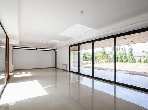 Casa 3 Dormitorios, Jardín, Piscina - Puerto Roldán Barrio Cerrado - Roldán | Venta