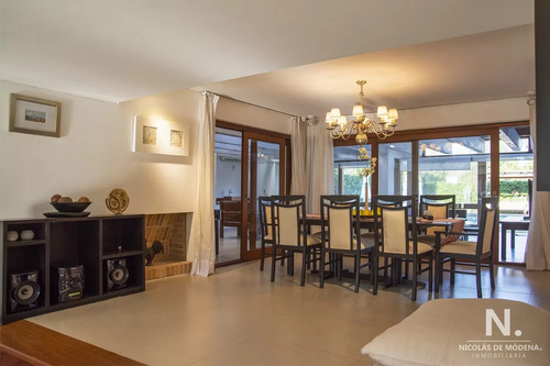 Casa A La Venta En Playa Mansa Punta Del Este, Gran Tamaño Ubicada En Zona Privilegiada.