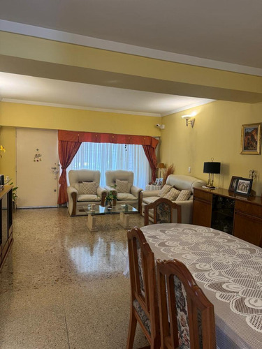 Casa 4 Ambientes Con Garage, Parque Y Quincho