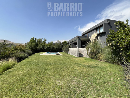 Casa En Venta De 5 Dorm. En Piedra Roja, Chicureo