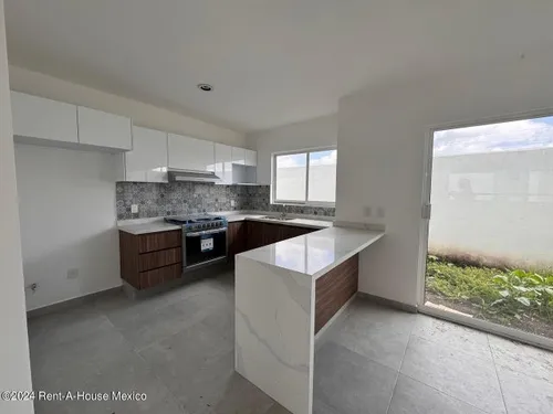 Casa De 4 Recámaras Con 1 En Planta Baja - Venta. El Mirador