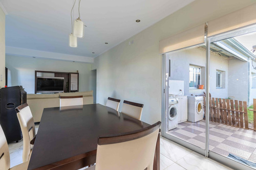 Casa En Venta 3 Dormitorios Y Pileta En La Plata