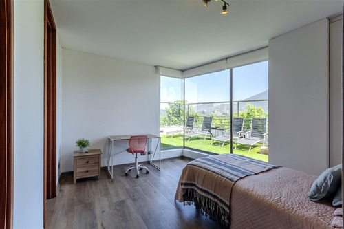 Departamento En Venta De 6 Dorm. En Vitacura