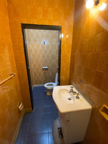 Imagen 12 de 17 de En Venta Casa 3 Amb Con Gge P/ 2 Autos, Amplio Fondo Libre, Terraza Y Local En Lanus (136)
