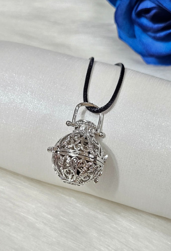 Dije Llamador De Ángeles Laminado En Acero Con Cordón Plateado