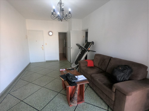 Imagen 4 de 12 de Oportunidad! Impecable Apartamento De 2 Dormitorios Al Frente, Con Ambientes Amplios Y Súper Luminosos. Excelente Ubicación Sobre Avenida Con Muy Buena Accesibilidad A Locomoción Y Servicios