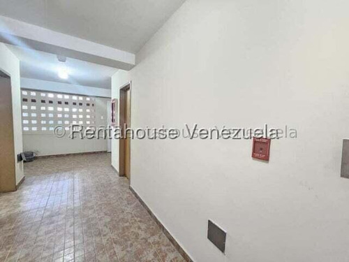 Bello Apartamento En Venta En Los Cabos A Remodelar A Su Gusto Con Planta Eléctrica Total Agua Constante Piso Medio Excelente Ubicación Nela 25-20469