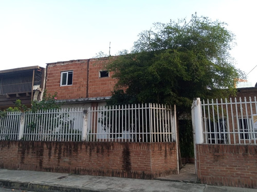 En Venta Casa A Remodelar En El Sector Los Sauces, A Media Cuadra De La Av Bolivar Norte De Valencia, Faith