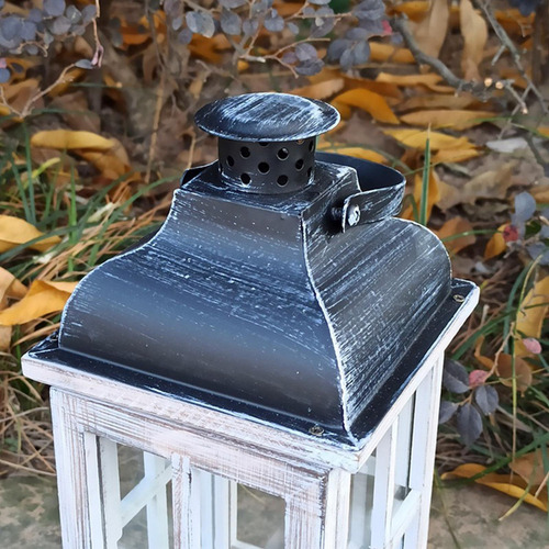 . Farol De Viento Tradicional De Madera Con Portavelas