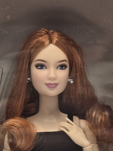 Boneca de colecionador Barbie Basics modelo 04 com cabelo vermelho