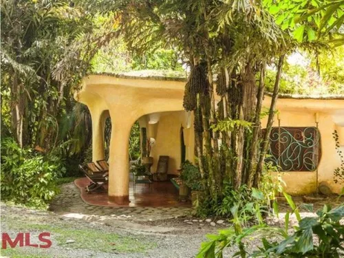 Encantador Lugar, Con Un Diseño Artístico(mls#238626)