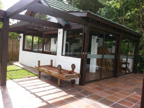 Gran Casa Ubicada En La Zona Del Golf, Punta Del Este.- Ref: 3030