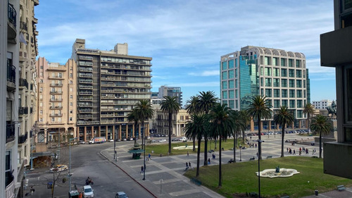 Buena Oficina Con Vista A La Plaza Independencia