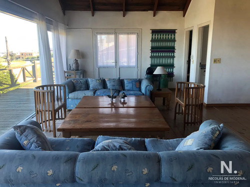 Impecable Casa Sobre Gan Superficie De Terreno.