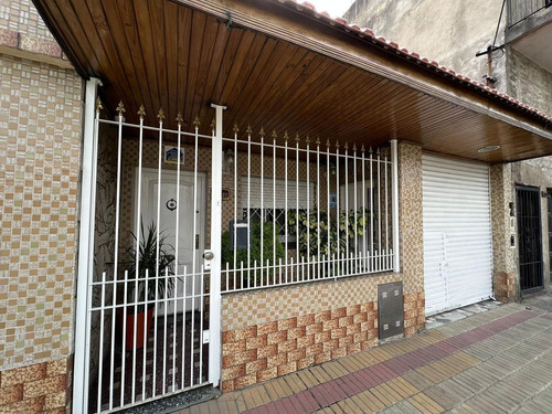 Oportunidad - Venta Casa 3 Ambientes Con Patio Y Cochera Grande - 190 M2 - Parrilla Y Quincho - Listo Para Mudarte- Villa Dominico, Avellaneda, Buenos Aires.