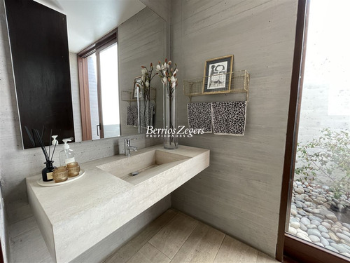 Casa En Venta De 5 Dorm. En Lo Barnechea Valle Escondido
