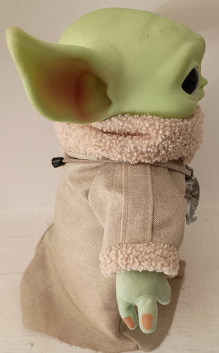 Muñeco Baby Yoda Star Wars Con Accesorio Mattel 28cm (Usado)