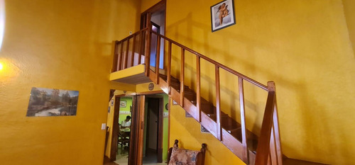 Casa Tipo Chalet De 5 Ambiente Con Gge Cubierto , Jardin,fondo , Quincho, 3 Baños, Desarrollada En 2 Plantas, Sobre Lote De 8.x 24 Mts