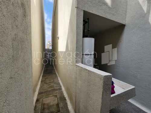 Casa En Renta En Zibata, 4 Recámaras, Privada Con Alberca
