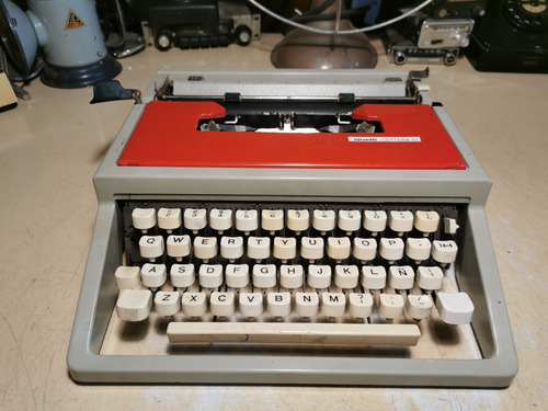 Maquina De Escribir Portátil Olivetti Lettera 31 Gris/rojo