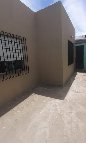 Casa En Venta - 2 Dormitorios 1 Baño - Cochera - 200mts2 - Lomas De Zamora